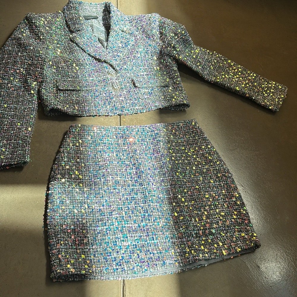 Vici Sequin boucle style crop Blazer and Skirt Set- SZE M - BN- looks amazing